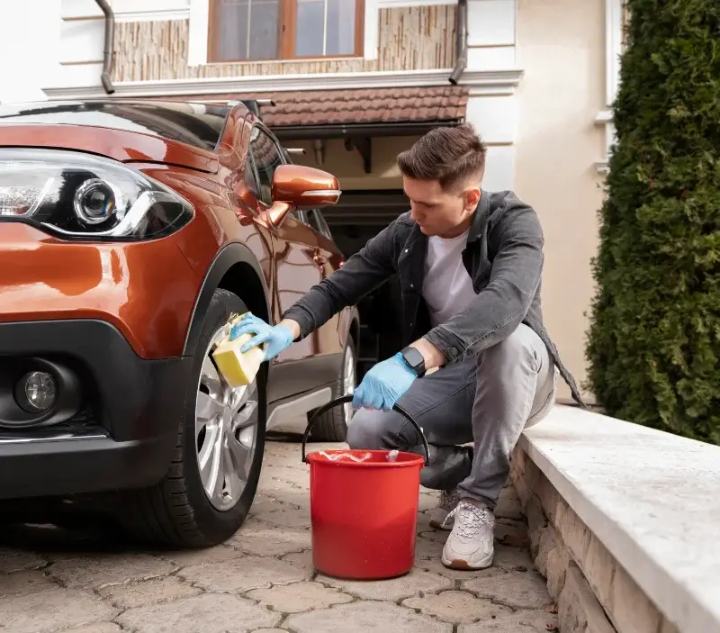 Lavage auto à domicile Castagniers : professionnel intervenant sur un véhicule